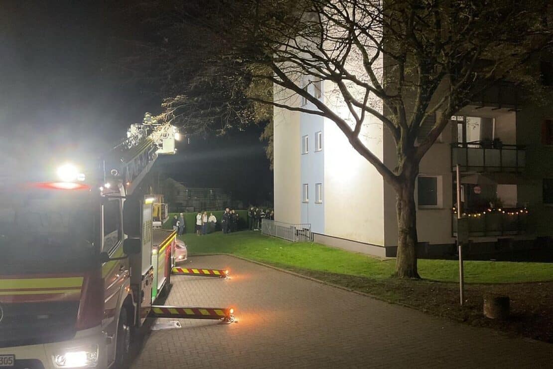 Feuerwehr löscht Zimmerbrand in Dortmunder Wohnhaus