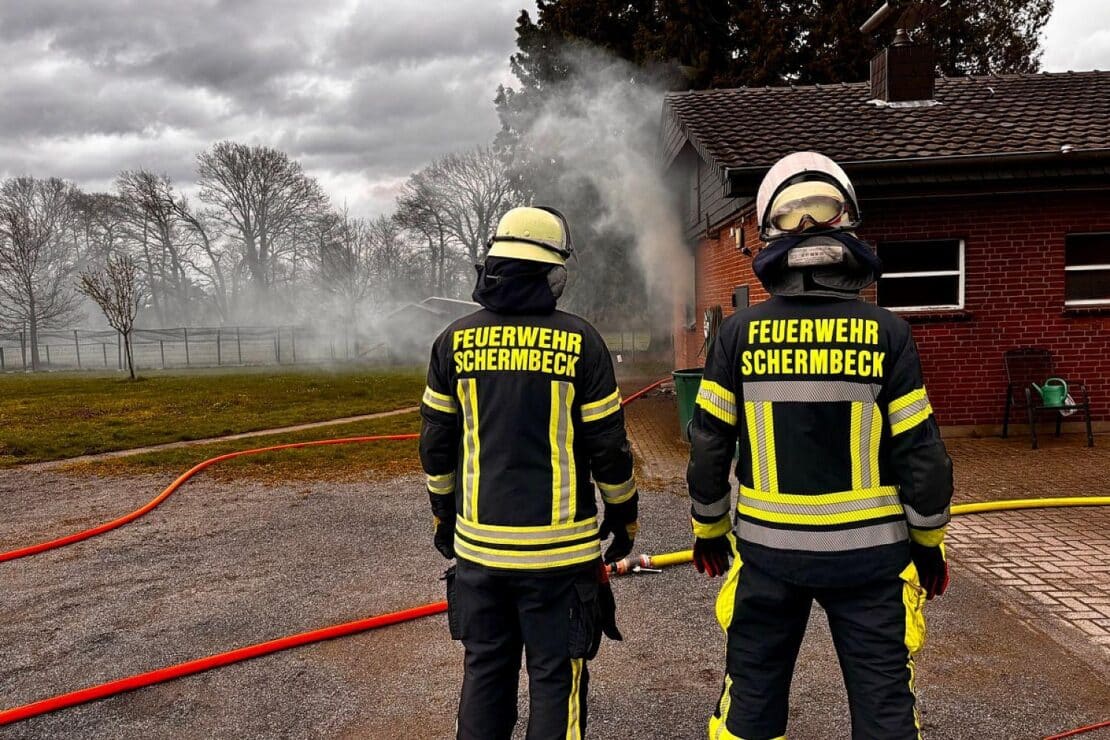 Feuerwehr löscht Zimmerbrand in Schermbeck