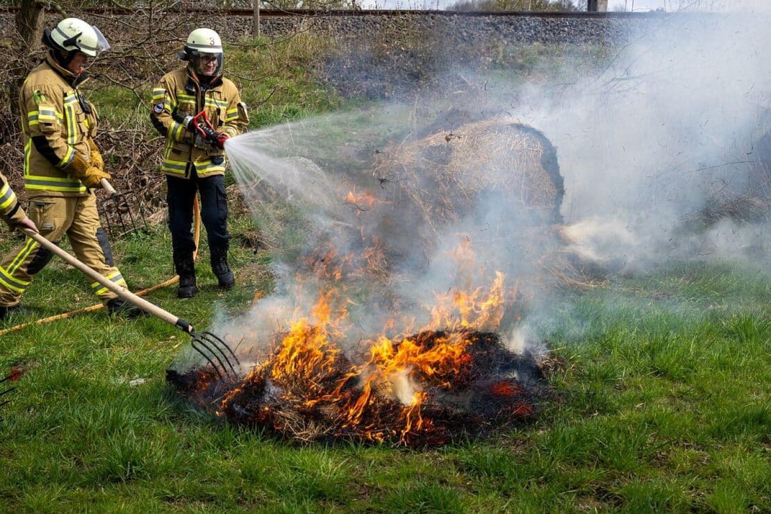 Feuerwehr löscht brennende Rundballen auf Mendener Streuobstwiese