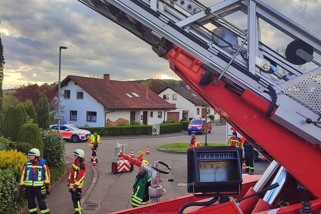 Feuerwehr rettet Person aus tiefem Abwasserschacht in Stockach