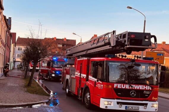Rettungseinsatz der Feuerwehr: sechs Menschen, ein Hund und eine Katze aus brennendem Gebäude.