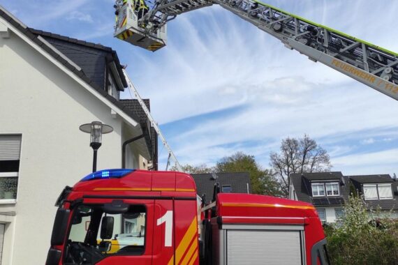 Ein Feuerwehrmann rettet verletzten Arbeiter mit Drehleiter von einem Dach in Sprockhövel.