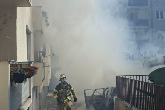 Feuerwehr verhindert Übergreifen von Pkw-Brand auf Wohnhaus in Stuttgart