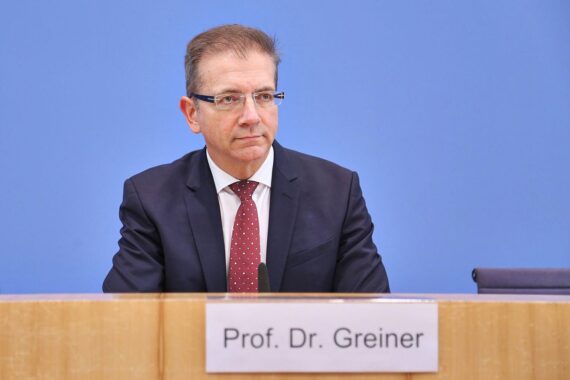 Wolfgang Greiner präsentiert Gesundheitsreformvorschläge, um Finanzprobleme der gesetzlichen Krankenversicherung zu lösen.