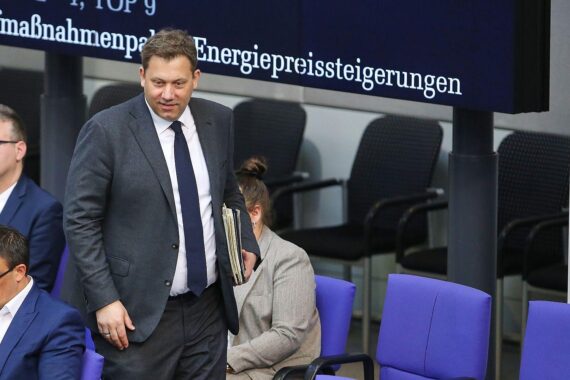 Lars Klingbeil diskutiert Energiepreise und Steuereinnahmen im Bundesfinanzministerium in Berlin.