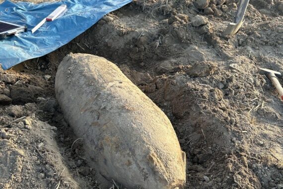 Evakuierte Dörfer, Polizei im Einsatz, Fliegerbombe in Feld entdeckt, Sicherheitsmaßnahmen ergriffen.