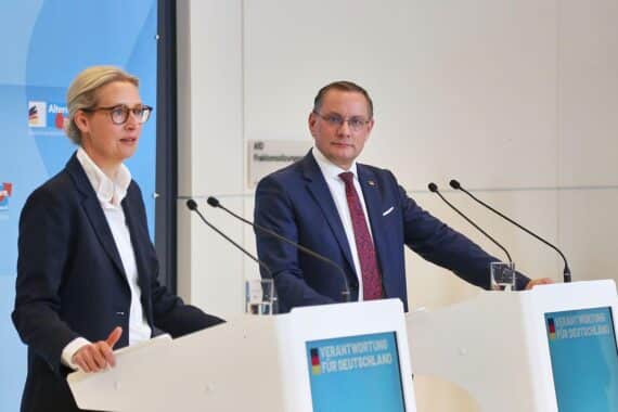 Zwei AfD-Politiker stehen im Fokus der steigenden Wählergunst und politischer Unsicherheit.