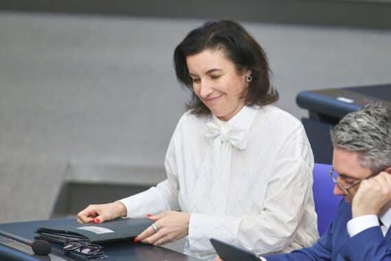 Dorothee Bär bei Raumfahrtmission, zufrieden über Artemis II und Deutschlands Beitrag zur Technik.