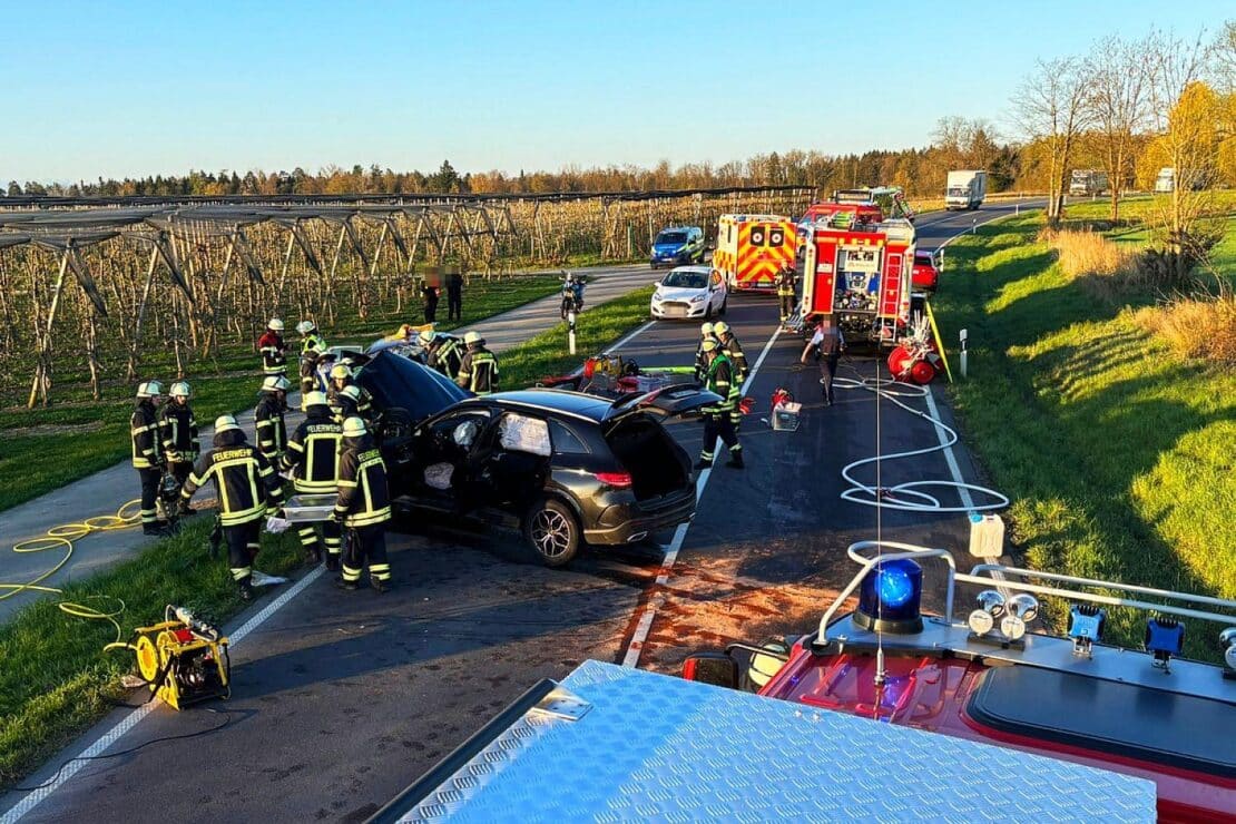 Frontalzusammenstoß auf B33 bei Markdorf verletzt zwei Personen