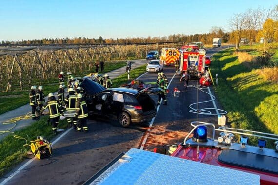Zwei beschädigte Pkw nach Frontalzusammenstoß, Feuerwehr und Rettungsdienst im Einsatz.