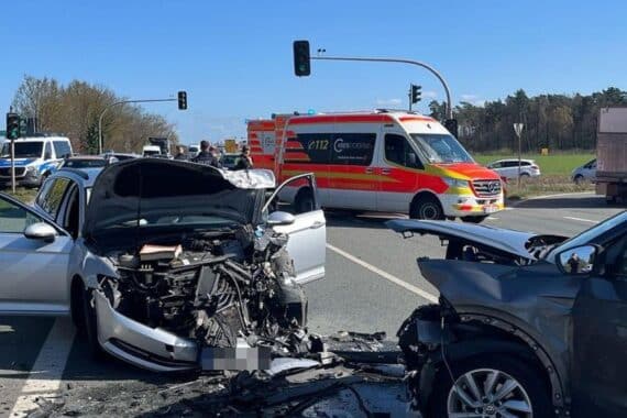 Verkehrsunfall mit zwei beschädigten Autos, Polizei und Rettungskräfte an der Unfallstelle.