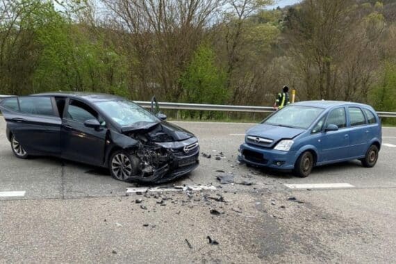 Zwei beschädigte Fahrzeuge nach einem Verkehrsunfall an einer Bundesstraße mit Polizei.