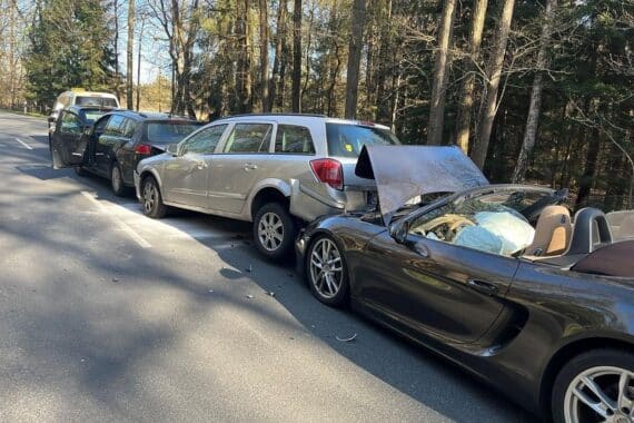Ein Verkehrsunfall mit mehreren Fahrzeugen, verletzt Personen und Polizei vor Ort.