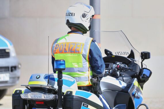Motorrad-Polizist im Einsatz (Archivfoto), verkehrsbedingte Unfälle in Leipzig und Umgebung.