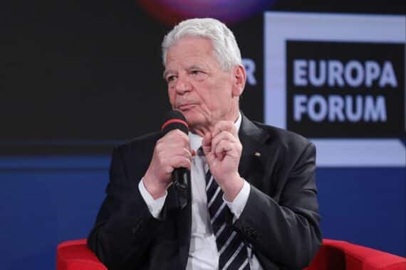 Joachim Gauck diskutiert Koalitionsmöglichkeiten zwischen CDU und Linkspartei zur Vermeidung der AfD.