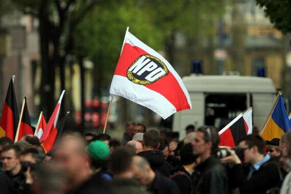 NPD-Kundgebung in Braunschweig, Gericht entscheidet über Versammlungsfreiheit und Auflagen.