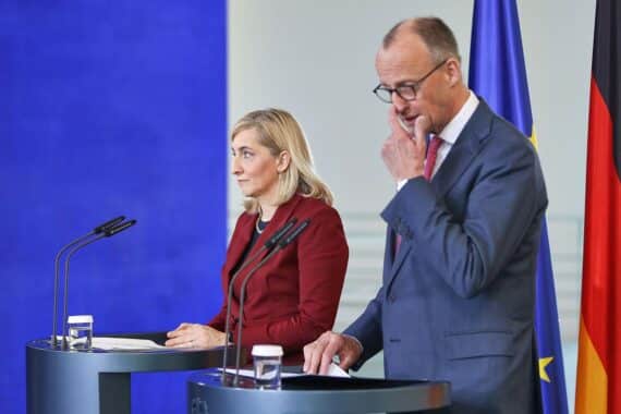 Nina Warken und Friedrich Merz diskutieren gesundheitspolitische Herausforderungen in Bayern, Umstrukturierungen notwendig.