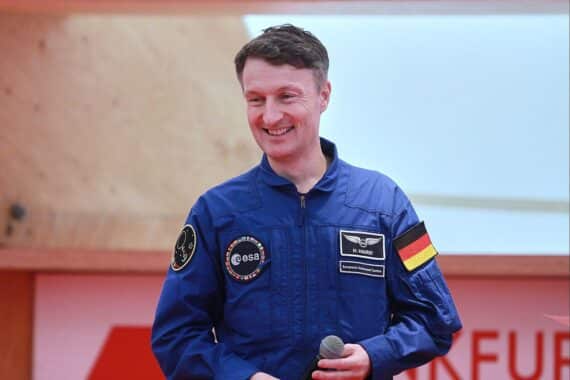 Ein Deutscher Astronaut fliegt als erster Europäer zum Mond, 2028 angestrebt.