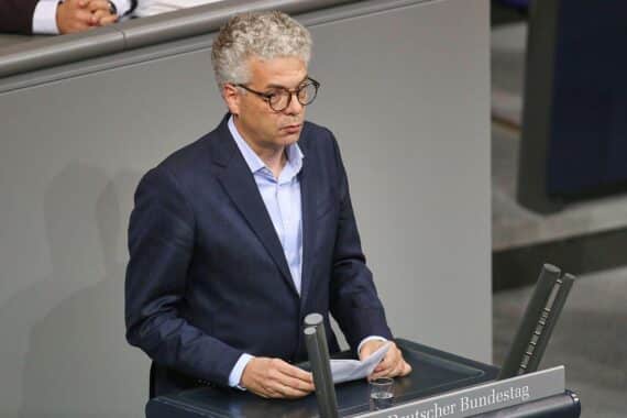 Stefan Nacke fordert Reformen für eine gerechtere Familienversicherung und Minijob-Regulierung.