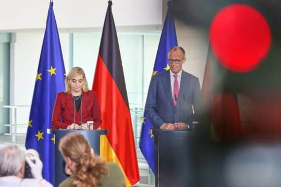 Friedrich Merz und Nina Warken präsentieren die umstrittene Gesundheitsreform des Bundeskabinetts in Berlin.