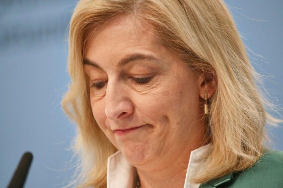 Nina Warken diskutiert Gesundheitsreform in Berlin, um Stabilität der gesetzlichen Krankenversicherung zu gewährleisten.
