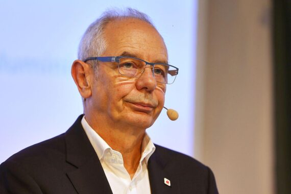 Michael Vassiliadis kritisiert Bundesregierung, fordert klare Kommunikation und reformfreudige Zusammenarbeit.