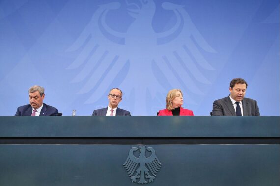 Pressesprecher und Umweltaktivisten diskutieren über fossile Energien und staatliche Entlastungen.