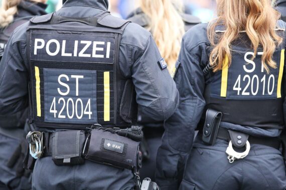 Durchsuchung von Objekten durch Polizei, Beamte, Steuerfahndung und Haftbefehle in Sachsen.