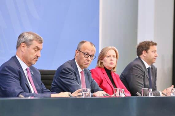 Pressekonferenz mit Grünen-Politikern, Diskussion über Klimageld und Energiepreisanpassungen in Deutschland.