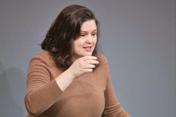 Sara Nanni kritisiert Merz und Trumps Drohung bezüglich US-Truppenabzug aus Deutschland.