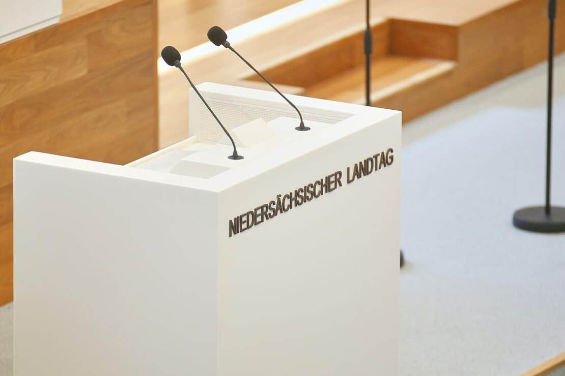 Grüne und SPD bringen Plenarinitiativen zu Fluggastrechten und Digitalisierung ein