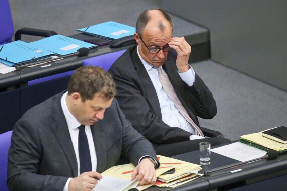 Lars Klingbeil und Friedrich Merz diskutieren im Bundestag über politische Initiativen und Reformen.