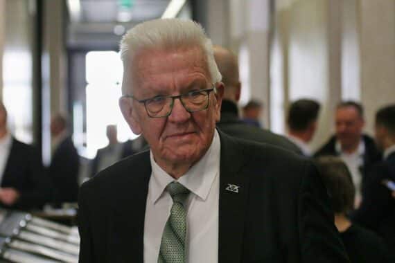 Winfried Kretschmann, beeindruckender grüner Ministerpräsident, wird bei seiner Verabschiedung gewürdigt.