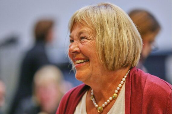 Bettina Hagedorn, neue Parlamentarische Staatssekretärin, lächelt in einem politischen Umfeld.