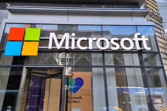 Microsoft 365-Symbol mit einem roten Stoppzeichen, um das Aussetzen an Schulen zu verdeutlichen.