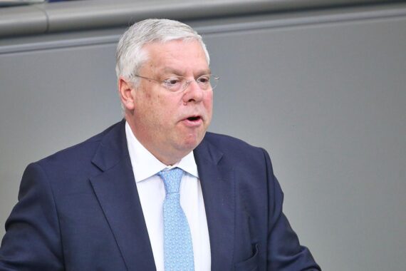 Jürgen Hardt diskutiert Regime, Atomprogramm und Verhandlungen zwischen Iran, Israel und USA.