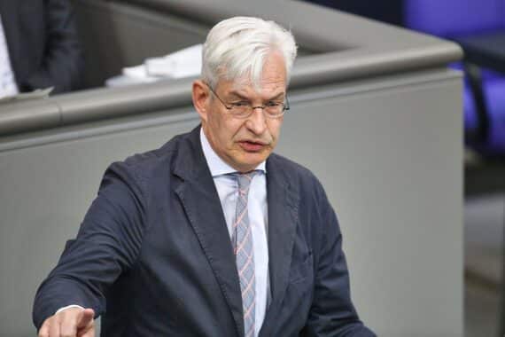 Mathias Middelberg diskutiert Sparmaßnahmen im Bundeshaushalt 2027 vor dem Kabinett.