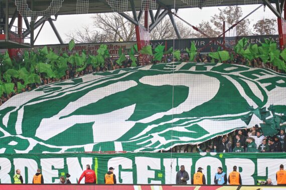 Zuschauer jubeln im ausverkauften Weserstadion vor dem Spiel Werder Bremen gegen FC Augsburg.