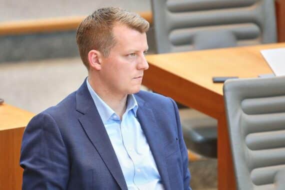 Henning Höne, FDP-Landeschef, kandidiert für Parteivorsitz trotz Konkurrenz von Wolfgang Kubicki.