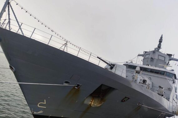 Deutsches Minenjagdboot im Mittelmeer, bereit für internationale Marine-Operation in Straße von Hormus.