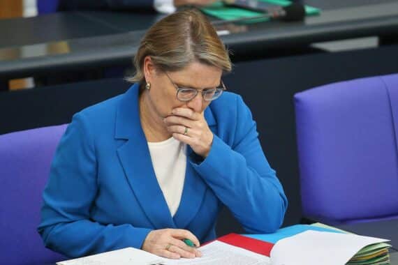 Stefanie Hubig diskutiert Gesetz gegen digitale Gewalt, konzentriert auf die Bekämpfung von Deepfakes.