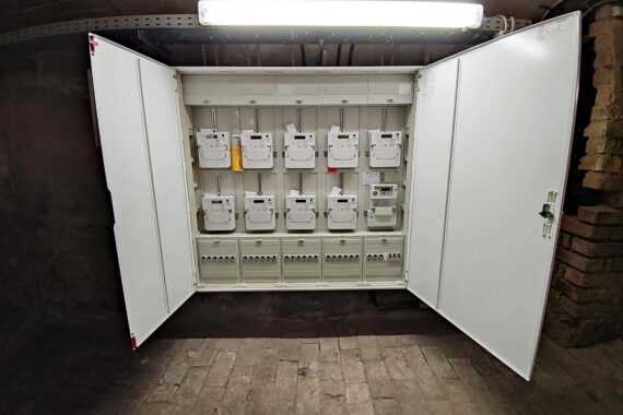 Moderne Stromzähler symbolisieren die steigenden Energiepreise und den Wandel zu erneuerbaren Energien.