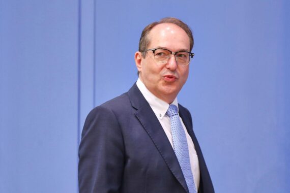 Integrationsminister der Grünen diskutieren Asylberatung gegen Dobrindts Sparpläne in Essen.