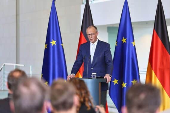 Friedrich Merz spricht zur internationalen Politik und Friedensfragen im Zusammenhang mit Iran und Israel.