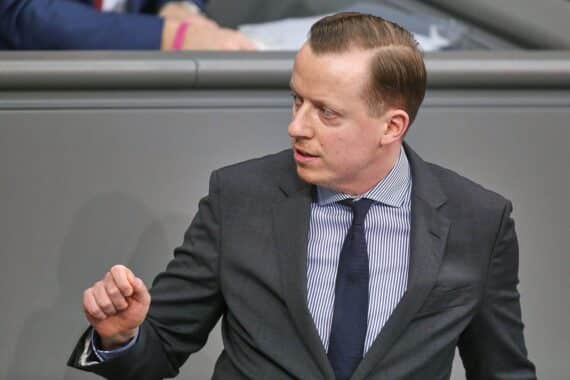 Adis Ahmetovic diskutiert rechtliche Folgen der US-Militärbasis Ramstein bei möglichen Kriegsverbrechen.