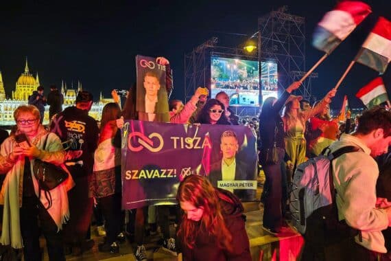 Tisza-Anhänger feiern die Abwahl von Viktor Orban auf einer Wahlparty, feiern europäische Veränderungen.