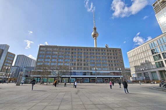 Alexanderplatz, Berlin: Fernsehturm, C&A, israelische Flagge, symbolische Darstellung von Konflikten.