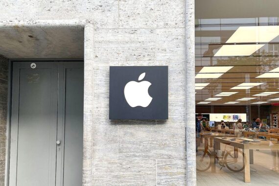 Apple-Logo mit Text: "Neuer CEO: John Ternus tritt am 1. September an."