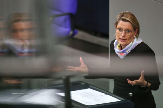 Bundesjustizministerin Stefanie Hubig spricht über Entkriminalisierung von Schwarzfahren in Berlin.