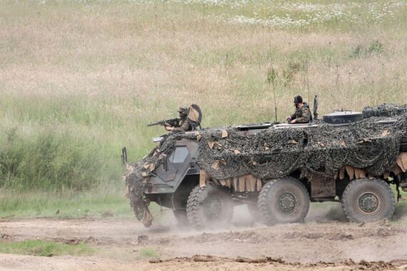 Panzer "Boxer" in der Produktion, KNDS-Team, Wachstum, strategische Standortsuche, Bundeswehr-Aufträge.